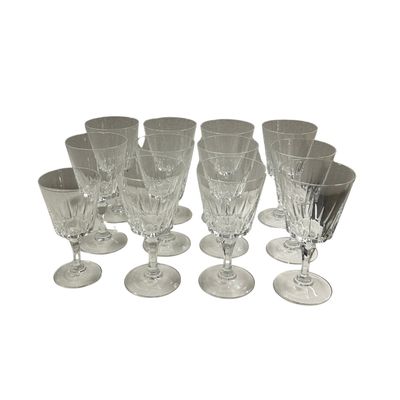 Cristal de Paris Un ensemble de douze verres en cristal