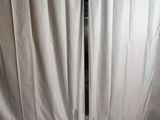 une image représentant une table blanche sur laquelle se trouve un poteau métallique