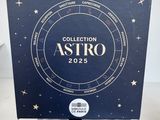 un gros plan sur une boîte de cartes « Astro » posée sur une table