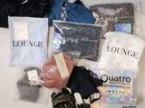 un tas de vêtements posés sur une table