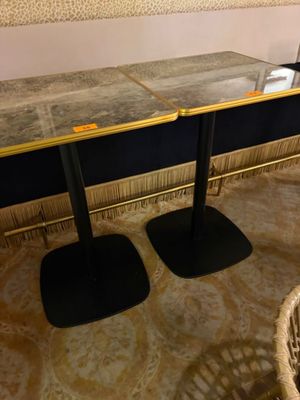 deux tables placées l'une à côté de l'autre sur le sol