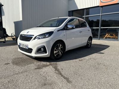 une voiture blanche garée devant un bâtiment dans un parking