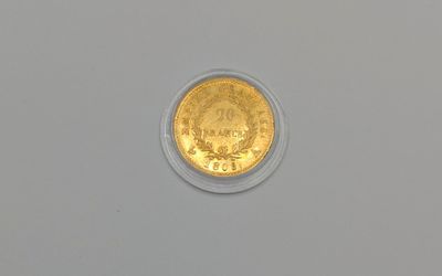 gros plan d'une pièce d'or sur une surface blanche