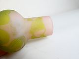 un vase en verre orné d'un motif vert et jaune