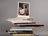 plusieurs livres empilés sur une table