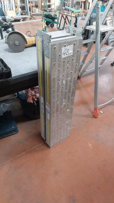 une photo représentant une grande porte métallique dans une usine