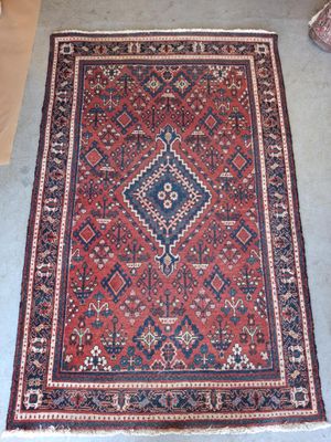 un tapis rouge et bleu orné d'un motif en forme de diamant