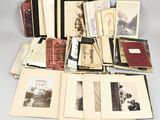 un assortiment de vieux livres et de photographies exposés sur une table