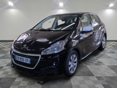 la petite voiture noire est garée sur un sol en damier