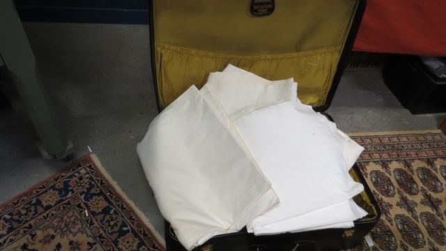 Valise garnie de 13 draps anciens dont métis 