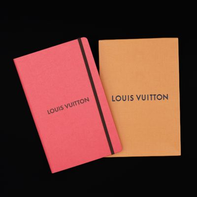 deux carnets Louis Vuitton sur fond noir