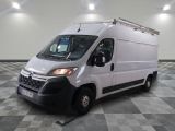 la camionnette blanche est garée sur le sol en damier d'une pièce