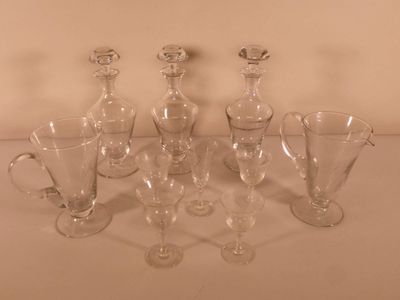 un grand nombre d'objets en verre posés sur une table