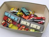 une boîte remplie de petites voitures posée sur une table