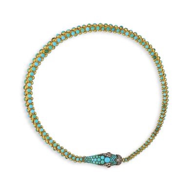 un bracelet en perles turquoise et dorées, muni d'un fermoir en forme de serpent