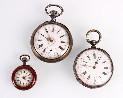 trois types d'horloges différents présentés sur un fond blanc