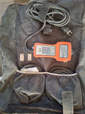 un objet orange et noir posé sur un sac marron