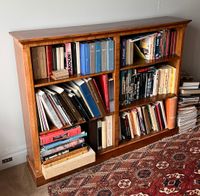 BIBLIOTHÈQUE BASSE à 6 niveaux en bois de placage à décor de…
