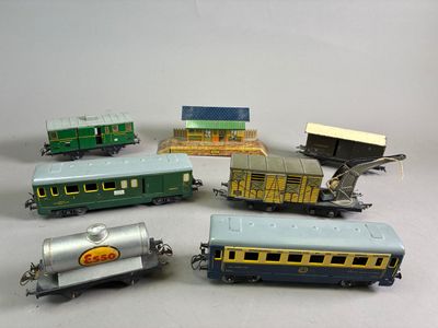 plusieurs petits trains sont alignés sur une surface blanche