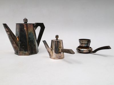 une cafetière en argent et une théière en argent