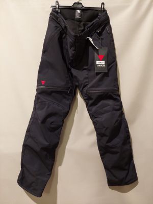 un pantalon de ski accroché au mur