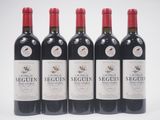 quatre bouteilles de vin rouge sont alignées
