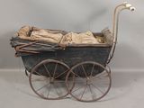 un landau à l'ancienne avec un bébé dedans