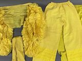deux paires de pantalons jaunes et une veste jaune sur fond gris