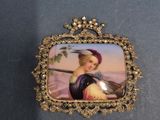 une image représentant une femme tenant un oiseau sur une broche