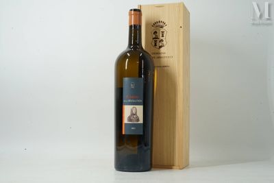 une bouteille de vin posée à côté d'une caisse en bois