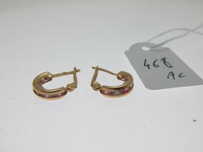 paire de boucles d'oreilles créoles dorées ornées de pierres roses et blanches