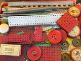 de nombreux types d'articles de couture dans une boîte rouge