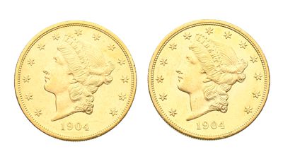 gros plan de deux pièces d'or sur fond blanc