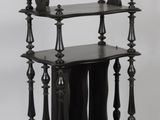 une étagère noire surmontée d'un miroir
