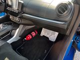 un tableau de bord de voiture avec un volant et un téléphone à l'intérieur