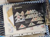 une boîte sur laquelle sont collés des timbres, posée sur une table