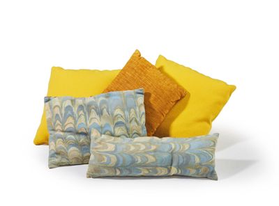 Cinq coussins, deux recouverts de tissu dessiné par Jack Len…
