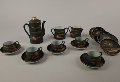 un grand nombre de tasses et de soucoupes posées sur une table