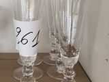quatre verres à vin vides posés sur une table en bois