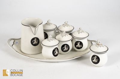 Service de pots à crême. Six pot, une verseuse et un plateau…