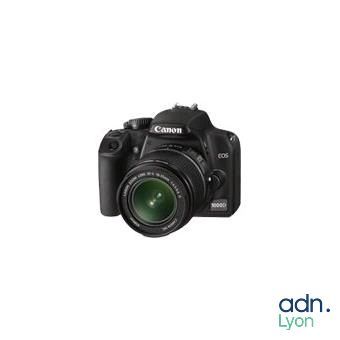 un appareil photo numérique noir avec un objectif vert sur fond blanc