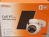 une boîte orange contenant un panneau solaire, posée sur une table