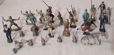 de nombreuses figurines de différents types et tailles sur la table