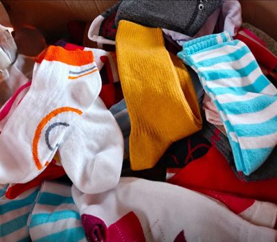 de nombreuses paires de chaussettes qui traînent dans une boîte