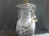 un vase blanc orné d'un motif floral