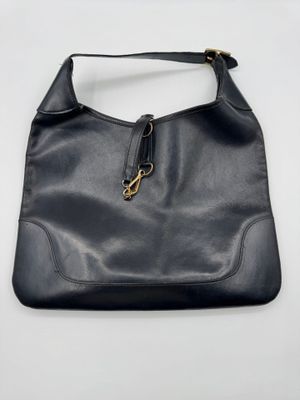 sac à bandoulière en cuir noir avec des finitions dorées et une fermeture à glissière