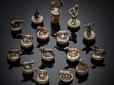 un assortiment de figurines en bronze de différentes tailles et formes