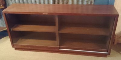 une photo d'une bibliothèque en bois dans un salon