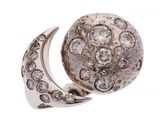 gros plan d'une bague avec des diamants sur fond blanc