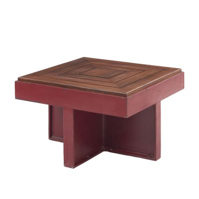 un gros plan sur une table en bois au plateau carré